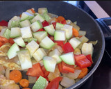Foto del paso 3 de la receta: Cuscús con pollo al curry y verduras