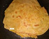 A picture of step 3 of Egg Paratha.