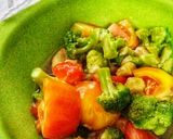 A picture of step 8 of Stir Fired Broccoli Tomato and Chicken in Oyster Sauce.