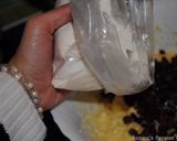 A picture of step 5 of Persian raisin cookies (shirini keshmeshi).