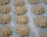 Foto langkah ke 5 dari resep Kue Sagu Keju.