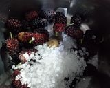 A picture of step 1 of Mulberry Smoothie.
