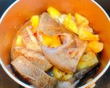 Hình bước làm 2 của món Cá kho dứa