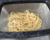 Foto del paso 2 de la receta: Tallarines en salsa Alfredo con camarones y espinacas