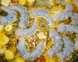 Foto del paso 7 de la receta Patatas confitadas al aroma de langostinos al ajillo