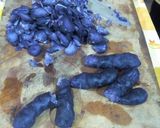 Foto del paso 2 de la receta Tortilla de patata violeta con cebolla caramelizada y cabrales