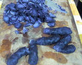 Foto del paso 2 de la receta: Tortilla de patata violeta con cebolla caramelizada y cabrales