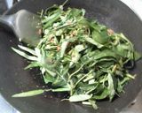 Foto langkah ke 2 dari resep Tumis Kangkung Udang Rebon Pedas.