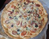 Foto del paso 3 de la receta: Pizza de jamón serrano, fuet, espinacas y tomate cherry