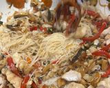 Foto del paso 6 de la receta: Wok de vegetales, merluza y fideos de arroz sobre puré de calabaza 🥙