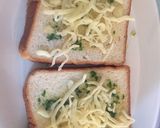 صورة لخطوة 5 من وصفة خبز بالثوم والجبن 🍞🧀
