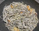 Foto del paso 2 de la receta: Crujiletas de gulas al ajillo