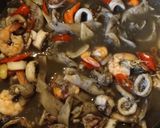 Foto langkah ke 6 dari resep 46. Tumis Jamur, Udang dan Cumo Hitam.