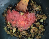 Foto del paso 6 de la receta: Lazos vegetales de pasta con aceitunas en pisto