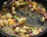 Foto langkah ke 7 dari resep Garlic Butter Crab.