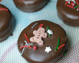 Foto del paso 5 de la receta: Alfajores sablee (bañados en chocolate, c/ crocante de maní)