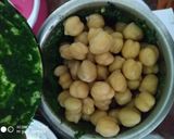 A picture of step 2 of Palak chole cheese kabab.