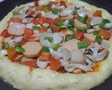 Foto langkah ke 10 dari resep Pizza sosis mozzarella.