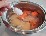 Foto del paso 2 de la receta: Pechuga de pavo al ajillo con puré de patata y zanahoria