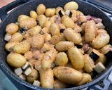Une image de l'étape 13 de Pommes grenailles au lard, aubergine et oignons roses.