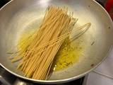 Spaghetti all’assassina 14 acciughe cime di rapa