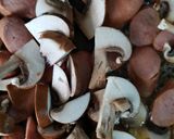 Gambar langkah 2 resipi Sosej dan Telur Kacau.