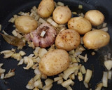 Foto del paso 3 de la receta: Cazuela de pollo estofado a la sobrasada con patatas y olivas negras