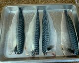 A picture of step 3 of Salt-Grilled Saba with frying pan.