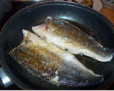 Foto del paso 2 de la receta: Lubina con ali-oli de anchoas y almendras