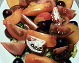 Foto del paso 5 de la receta: Ensalada de tomates y frutas de temporada