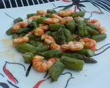 Foto del paso 15 de la receta: Espárragos trigueros con colas de gambas rojas