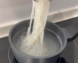 Foto del paso 4 de la receta: Noodles de arroz con pimientos y pollo