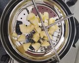A picture of step 2 of Steamed Apple Puree For Babies.