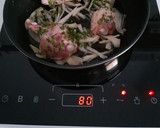 Foto del paso 2 de la receta: Pollo encebollado en Placa de inducción (5 ingredientes)