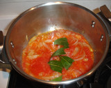 Foto del paso 3 de la receta: Pulpo con salsa de tomate y almejas