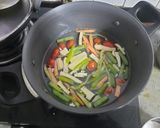 A picture of step 3 of Vegetable sizzler with barbecue noodles.