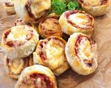 Baconos, sajtos pizzatekercs recept fázis 5 fotója