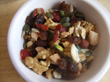 Bizcocho con chocolate, frutos y frutas, secos
