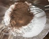 Foto del paso 2 de la receta: ⚜️Macarons chocolateados rellenos con crema de leche & avellanas ⚜️