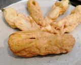 Une image de l'étape 3 de Beignets de fleurs de courgettes.