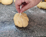 Foto del paso 9 de la receta: Bollos de calabaza rellenos de cabello de Ángel para Halloween