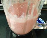 Hình bước làm 2 của món Sinh Tố Sữa Dâu