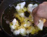 A picture of step 2 of Aloo gobhi ki sabji.