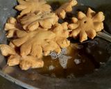 फूल मठरी (phool mathri recipe in Hindi) रेसिपी चरण 6 फोटो