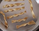 मूंग दाल आटे की पापड़ी (Moong dal aate ki papdi recipe in Hindi) रेसिपी चरण 3 फोटो
