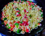 ভেজি ম‍্যাগি অমলেট (veggie maggi omelette recipe in bengali) রেসিপির ধাপ 4 ছবি