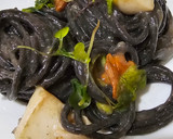 Foto del paso 8 de la receta: Spaghetti negro en salsa de sepia con camagrocs y espárragos