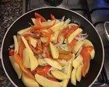 Foto del passaggio 1 della ricetta Platessa con contorno di patate,peperoni e cipolline