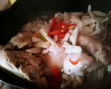 Foto del paso 4 de la receta: Pollo y fideos salteados con caldo de sopa