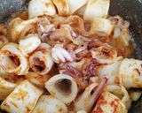 Foto del paso 6 de la receta: Calamaritos en salsa con cebolla